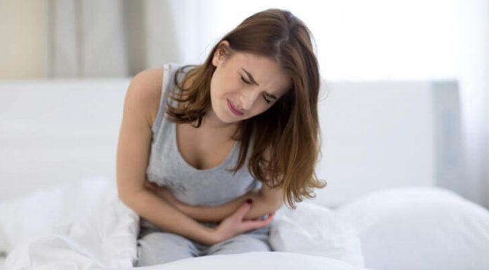 Болит живот при запоре