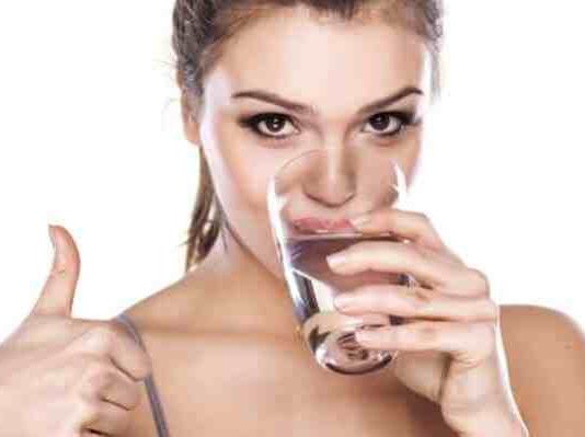 Чем полезна вода при запоре